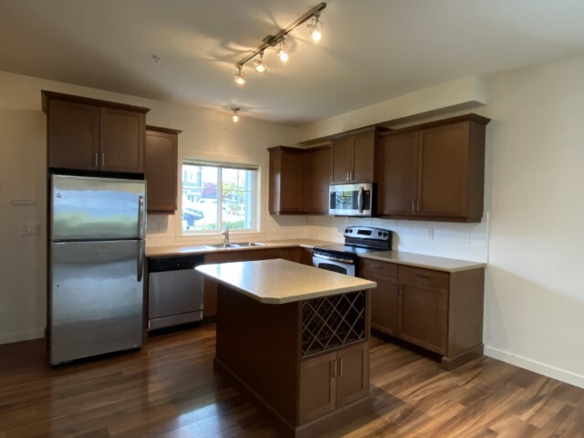 Building Photo - 1675 Crescent View Dr