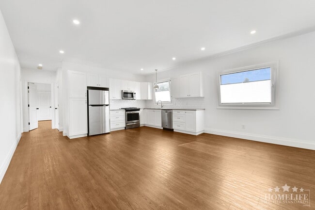 Building Photo - Spacious Executive 3-Bedroom Suite with Private Yard & Utilities Included