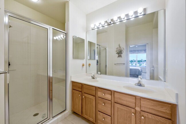 Building Photo - Beautiful 3rd Floor Condo with Lake View