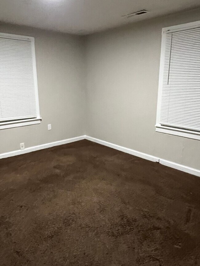 Foto del edificio - 6128 E 11th St