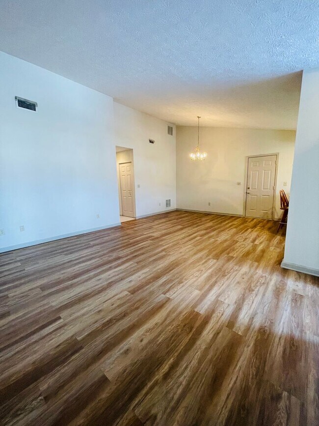 Foto del edificio - Townhouse for Rent on Emerald Drive