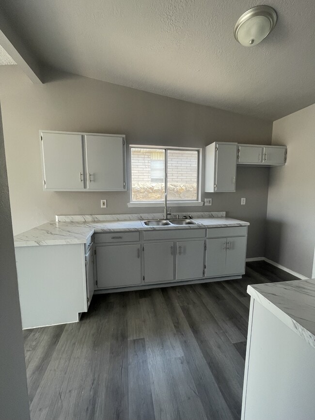 Foto del edificio - 11217 Les Peterson Ln