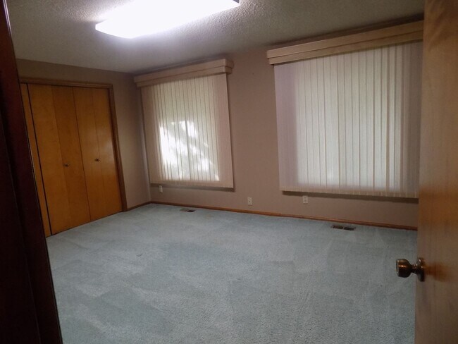 Foto del edificio - Beautiful Three Bedroom Home With Additional Space