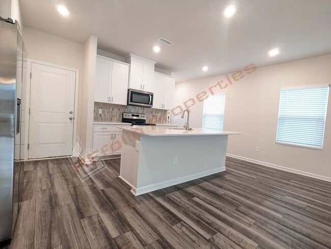 Building Photo - Amazing 3 Bedrooms 2 Car-Garage End Unit T...