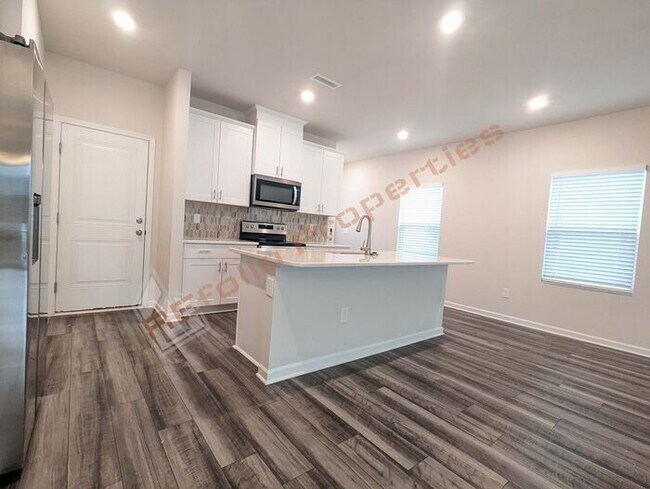 Foto del edificio - Amazing 3 Bedrooms 2 Car-Garage End Unit T...