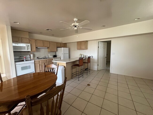 Foto del edificio - 6911 E Lone Mountain Rd