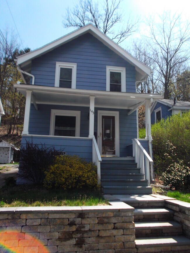 Building Photo - 143 Linn St