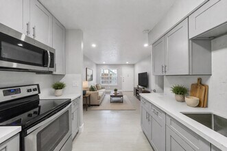 Building Photo - 845 Augusta Dr