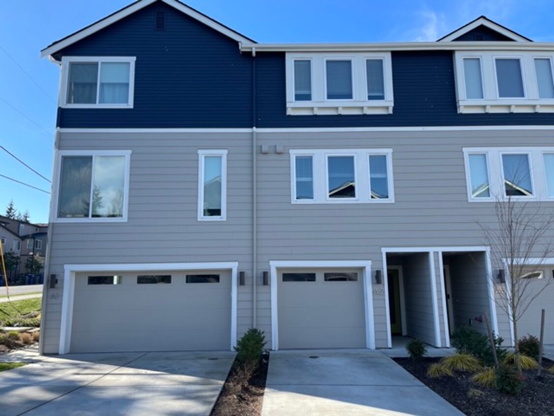 Foto principal - Modern 3BD/3BTH Townhome for Rent in Lynnw...