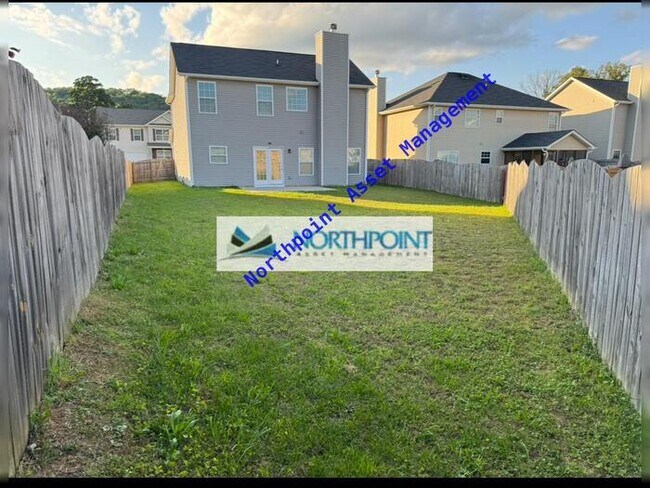 Foto del edificio - A beautiful 3 bed 2.5 bath home with a fen...
