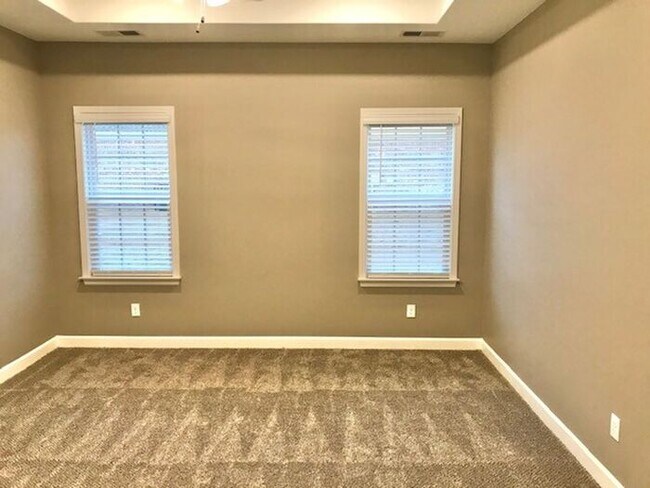 Foto del edificio - Now Leasing a Brand New 5 Bedroom 3 Bath Home