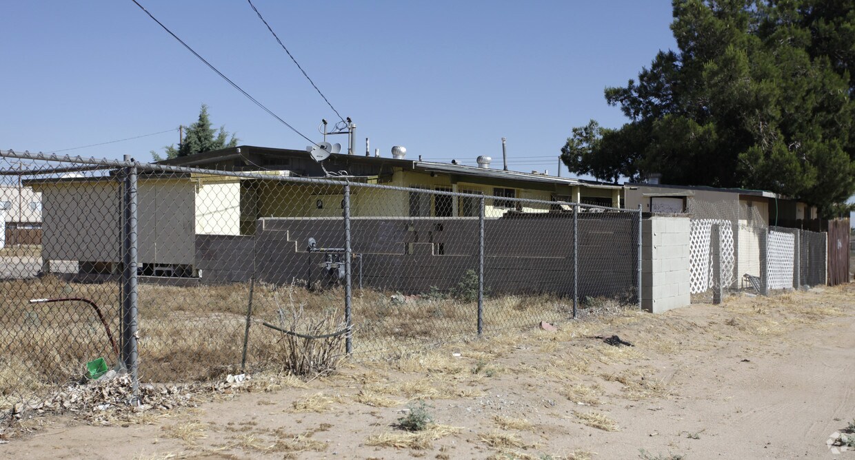 Foto del edificio - 15588 Sequoia Ave