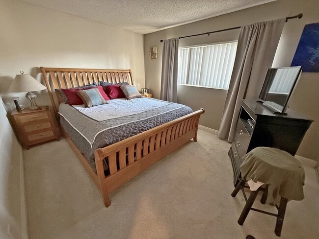 Foto del edificio - 5000 Whitsett Ave