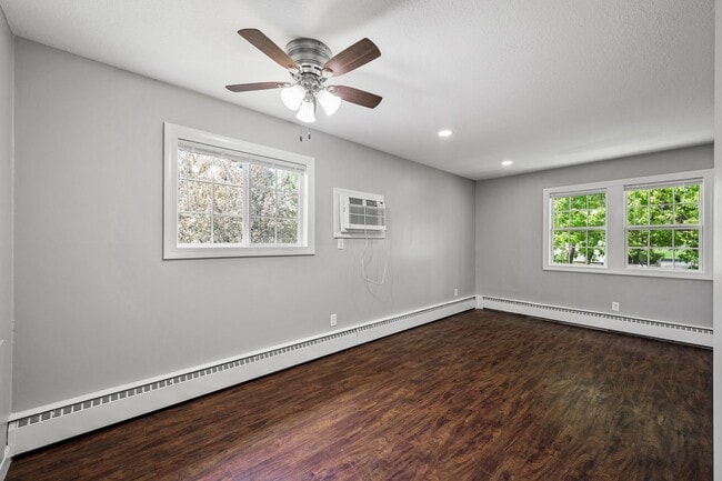 Building Photo - Spacious 1BR/1Bath apartment Available Ear...