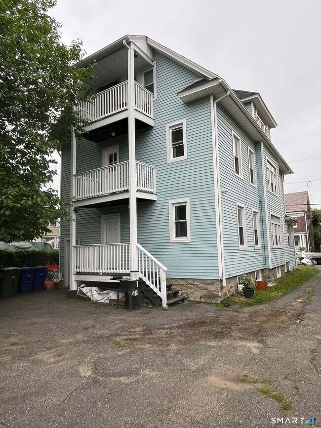 Building Photo - 417 Willow St
