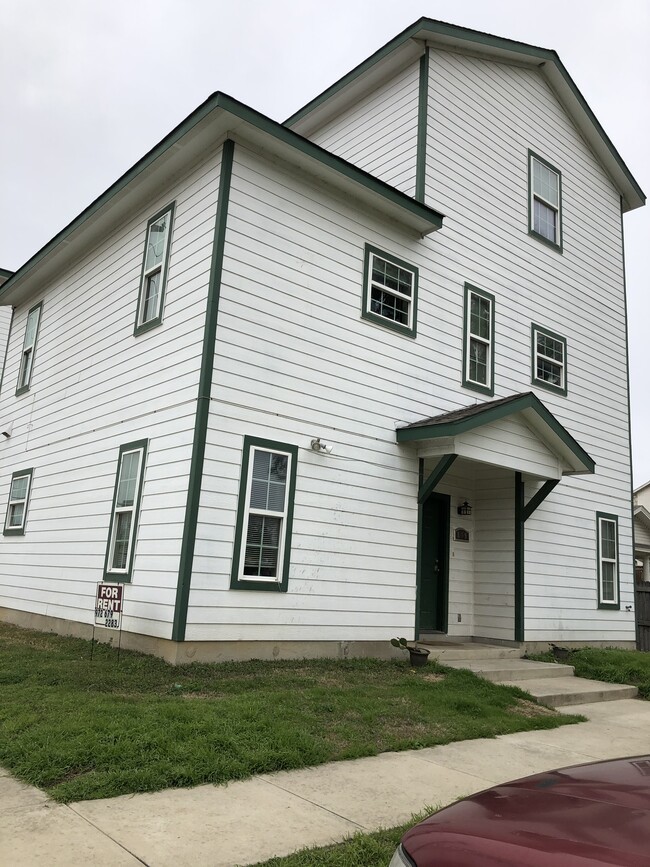 Building Photo - 819 S Welch St