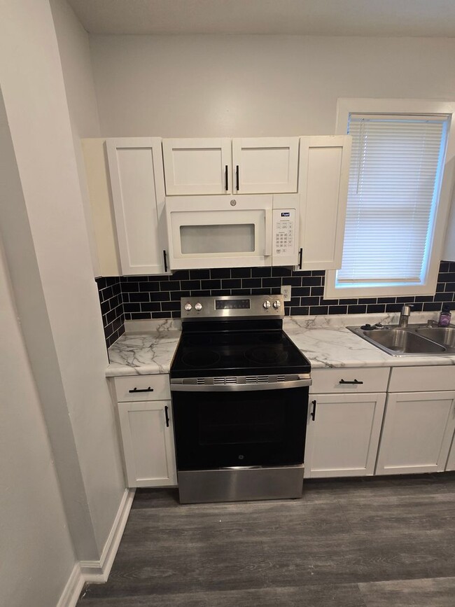 Building Photo - 3 BEDROOM SINGLE FAMILY