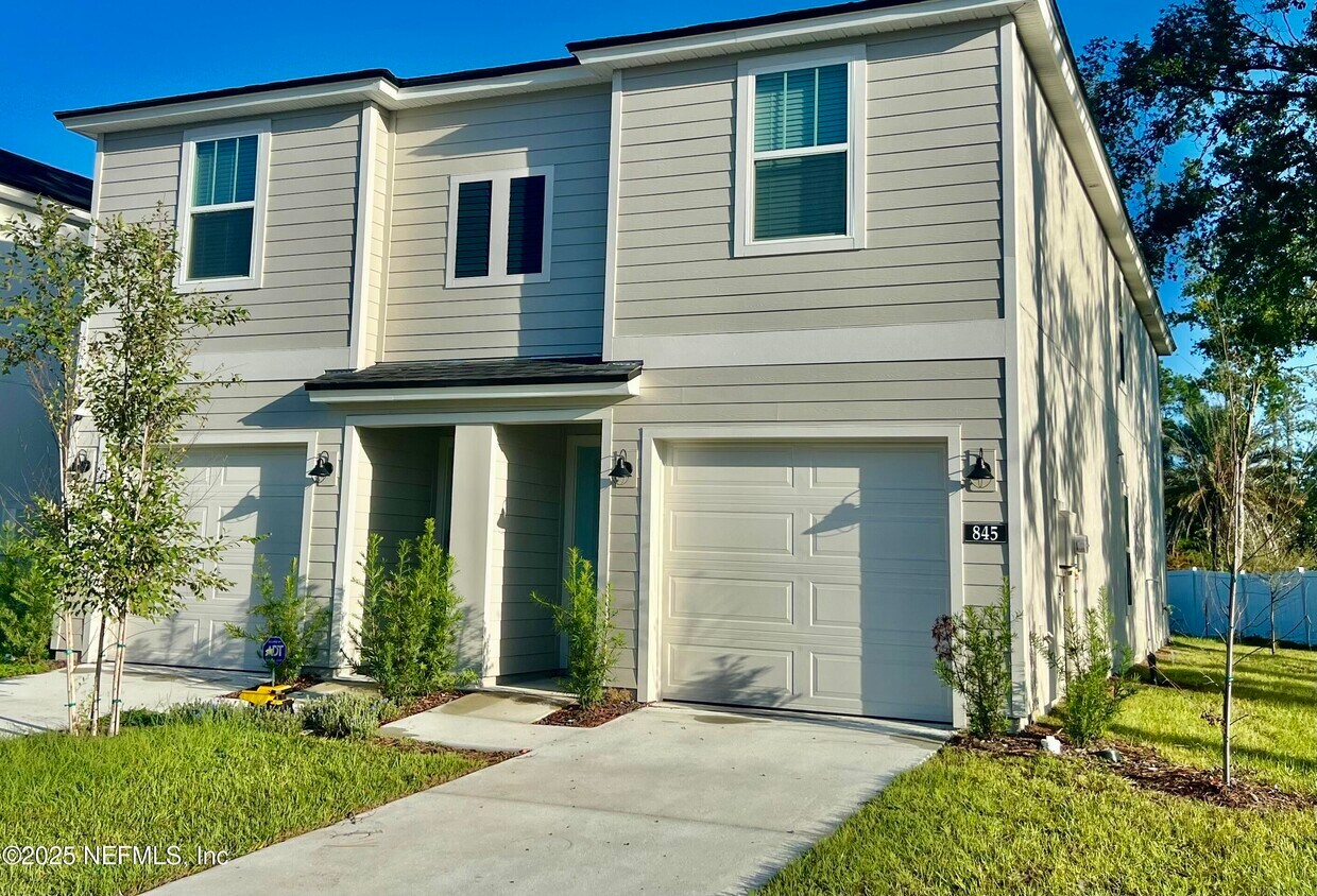 Foto principal - 845 Hartshill Pl