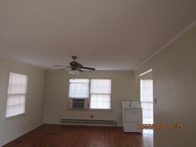Building Photo - Freshly Painted!!