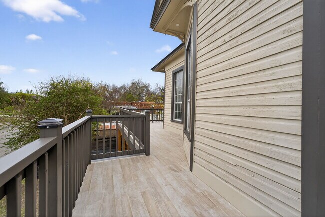 Building Photo - 413 Nopal St