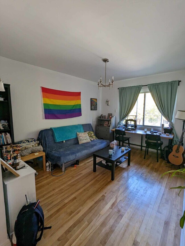 Building Photo - 5148 Av Jeanne-D'arc