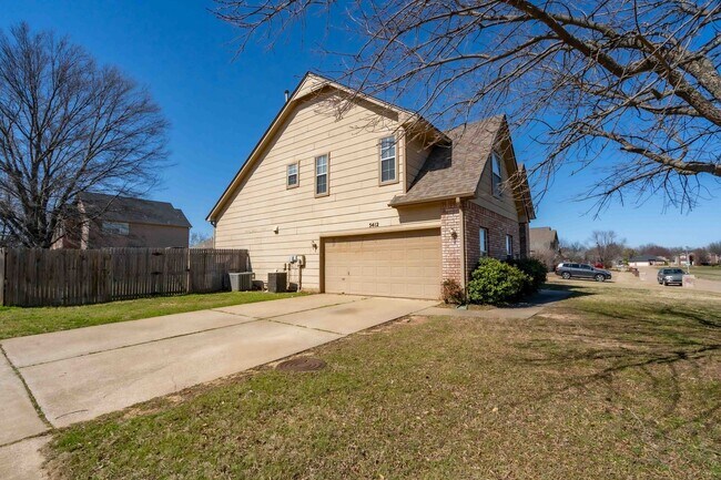 Building Photo - NEW CARPET, FRESH PAINT, PROFESSIONALLY CL...