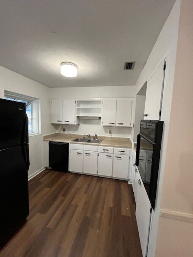 Building Photo - 3 bedroom 2 bathroom newly renovated!