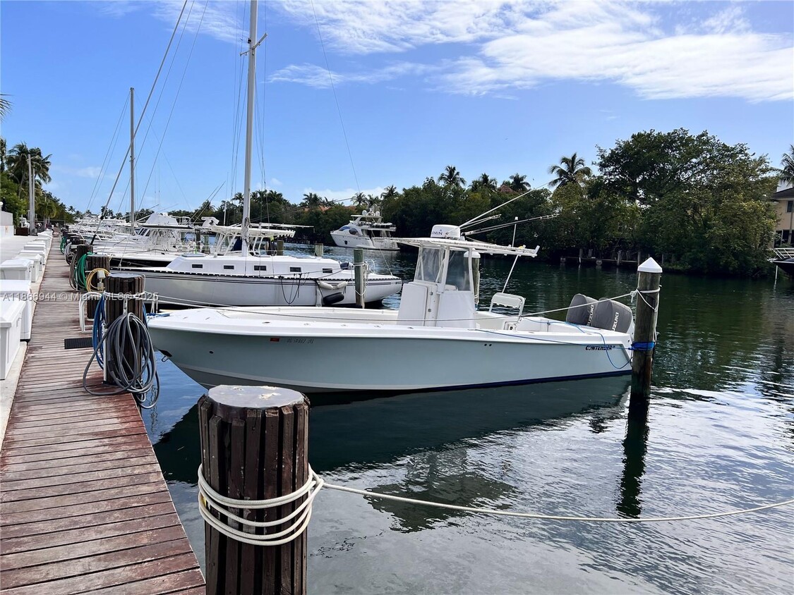 Primary Photo - 100 Edgewater Dr