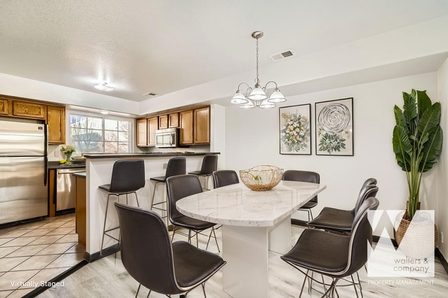 Foto del edificio - Modern 2-Bed Townhouse with Private En-Suites, Parking for 3 Cars  & Community Amenities