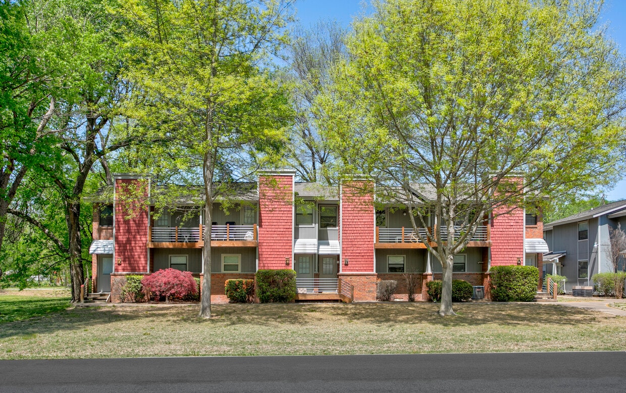 Primary Photo - 605 W Benton St