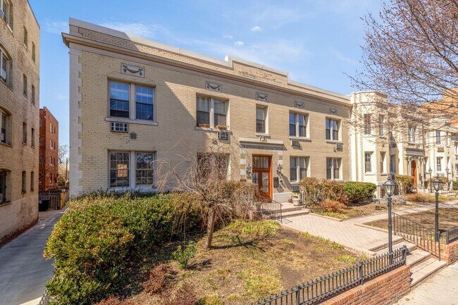 Foto del edificio - 3022 Wisconsin Ave NW