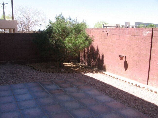 Foto del edificio - Nice townhome conviently located in NE off...