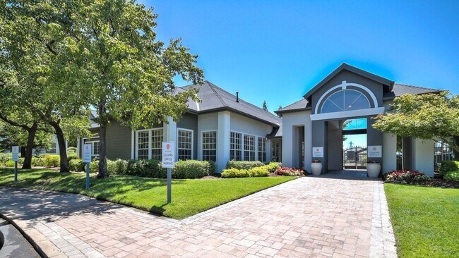 Foto del edificio - 1451 Rocky Ridge Dr