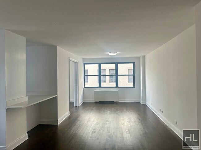 Building Photo - 5 AVENUE