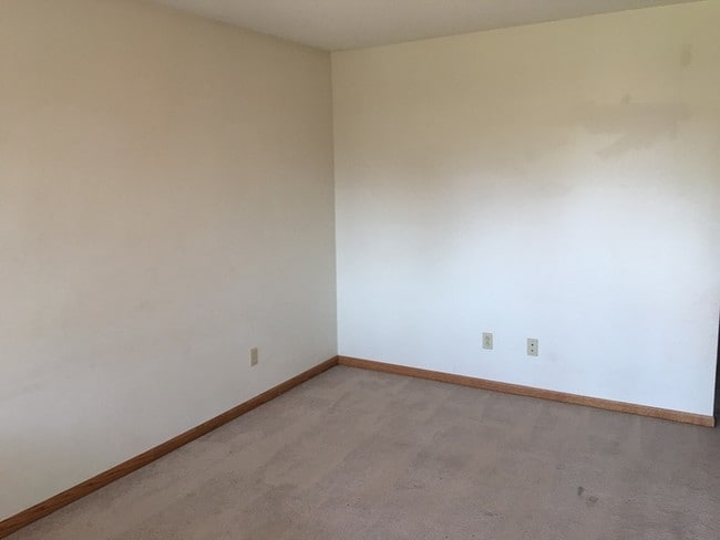 Building Photo - Very Nice 2 bedroom 1 bath duplex