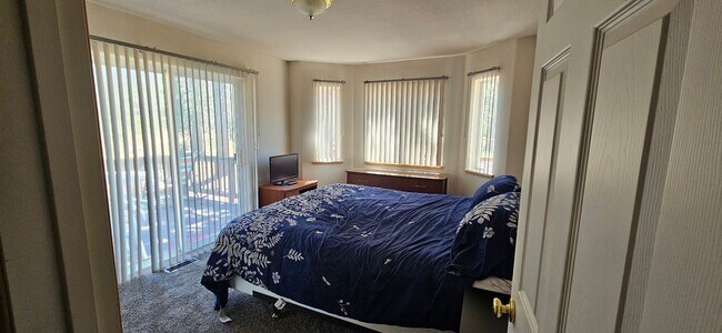Foto del edificio - Large furnished mountain home walking distance to the river --- Available October 1