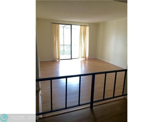 Building Photo - 3760 Inverrary Dr