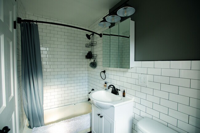 Building Photo - 4359 Lake Ave