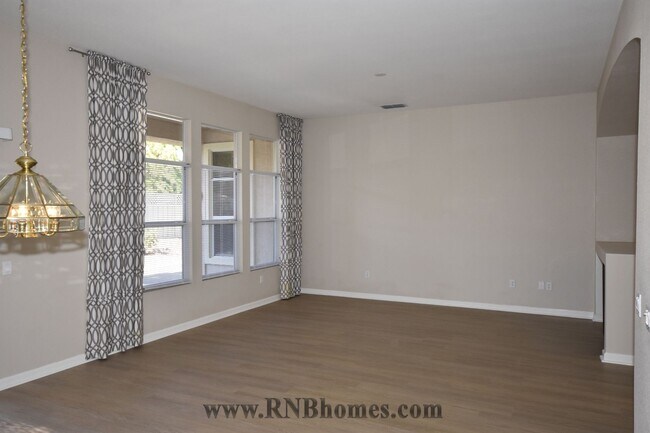 Foto del edificio - 408 Angelrock Ct