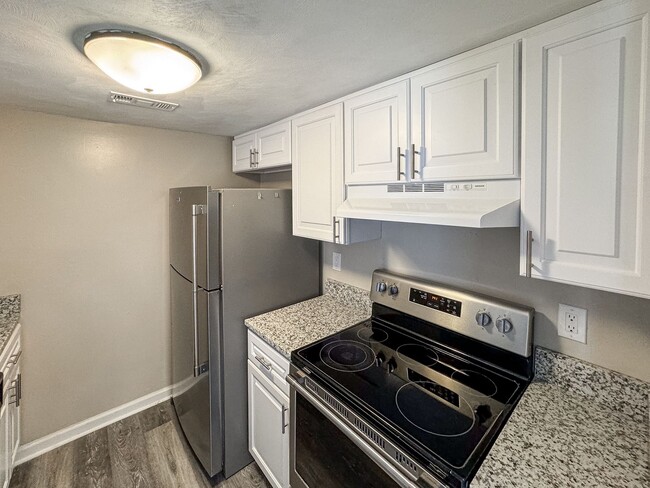 Building Photo - Completely renovated 2 bedroom, 1.5 bath t...