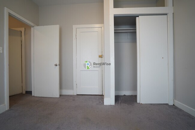 Building Photo - 159 Kelton St