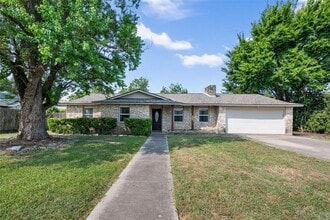Building Photo - 2506 Oak Ln