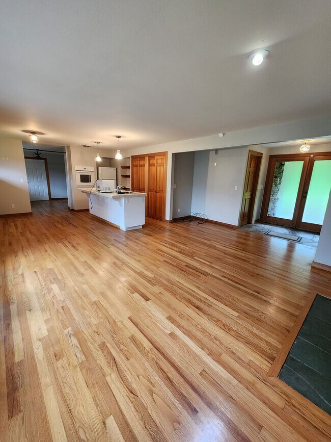 Building Photo - Charming duplex unit near Lynwood Center w...