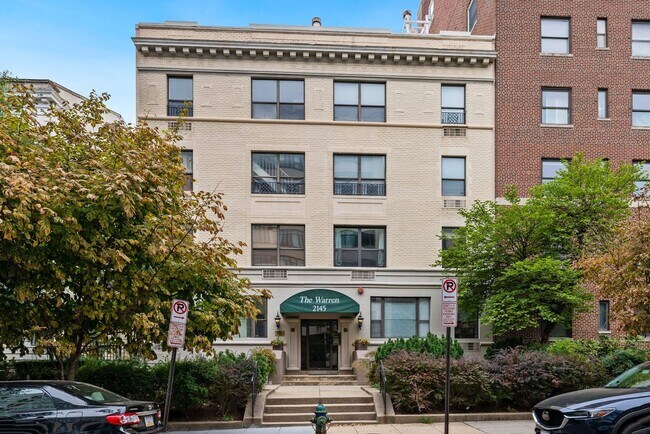 Foto del edificio - Kalorama Two Bedroom Duplex on Quiet Street! Private Patio/Decorative Fireplace & More!