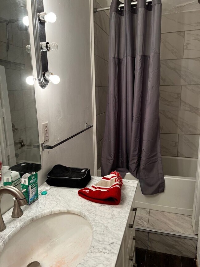 Foto del edificio - Large Home in Elm Heights - Available July...