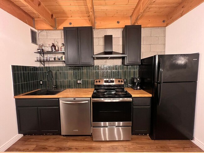 Building Photo - Modern Downtown Loft – Walkable, Stylish, ...