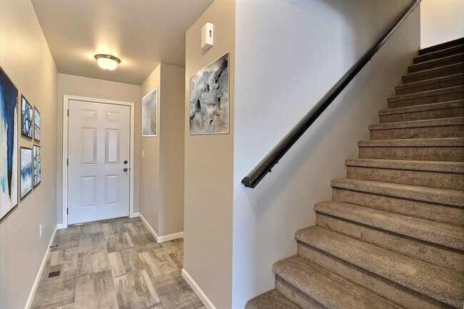Foto del edificio - Stunning 2-Story Twin Home in Vibrant Lake...