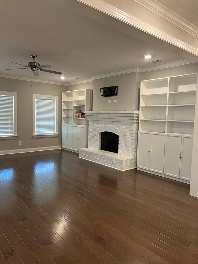 Foto del edificio - Spacious 4-Bedroom Home with Garage & Outdoor Fireplace!