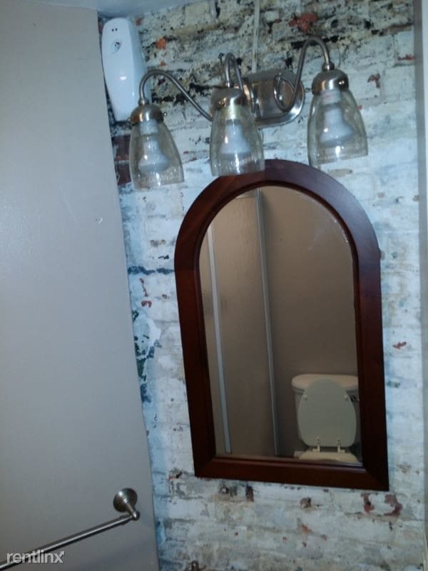 Building Photo - 1 br, 1 bath Townhome - 219 W 6th St