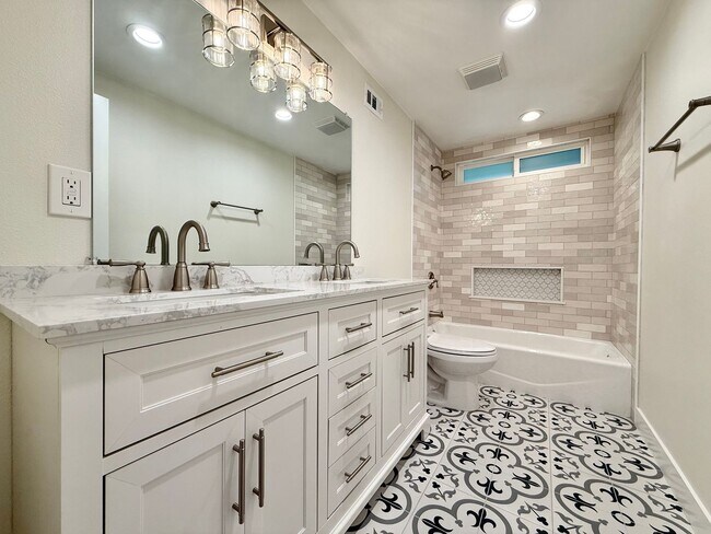 Foto del edificio - Spacious 5-Bedroom, 2-Bath Retreat in Quie...